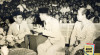 Foto Presiden Sukarno berbincang dengan Ki Hajar Dewantara yang didampingi  Nyi Hajar Dewantara. 31 Januari 1955. Sumber : ANRI. Kementerian Penerangan Yogya No. 4279